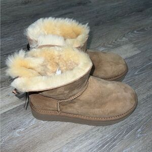 ***NWOT*** UGG women’s mini Bailey bow boots